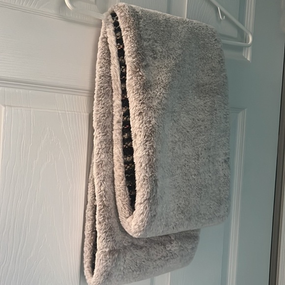 Super soft Infinity Scarf reversible, plush tan faux fur & black w/multicolor - Picture 2 of 5